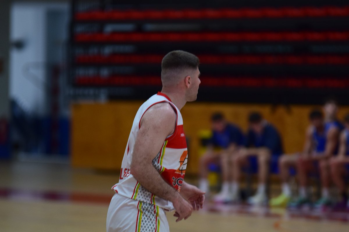 LogroBasketClub's tweet photo. En el último partido pudimos ver el debut en Tercera FEB esta temporada de @adriglez99 "Howi". El jugador blanquirrojo ha estado en dinámica del primer equipo todo el año y siempre ayudando en entrenamientos cuando más falta hacia. 

👏🏻👏🏻👏🏻👏🏻 https://t.co/C5J9qRQLNc