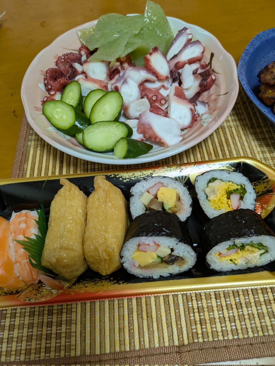 orehanui's tweet photo. 今夜の晩ご飯。たこ刺し、焼き鳥、巻き寿司、アオサの味噌汁😊 https://t.co/Q1Fh2Ro2Ga