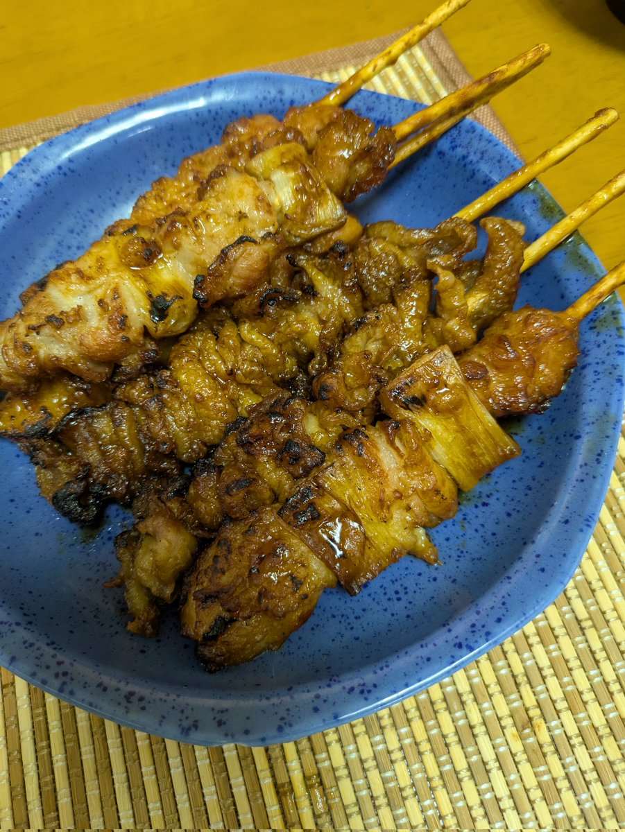 orehanui's tweet photo. 今夜の晩ご飯。たこ刺し、焼き鳥、巻き寿司、アオサの味噌汁😊 https://t.co/Q1Fh2Ro2Ga
