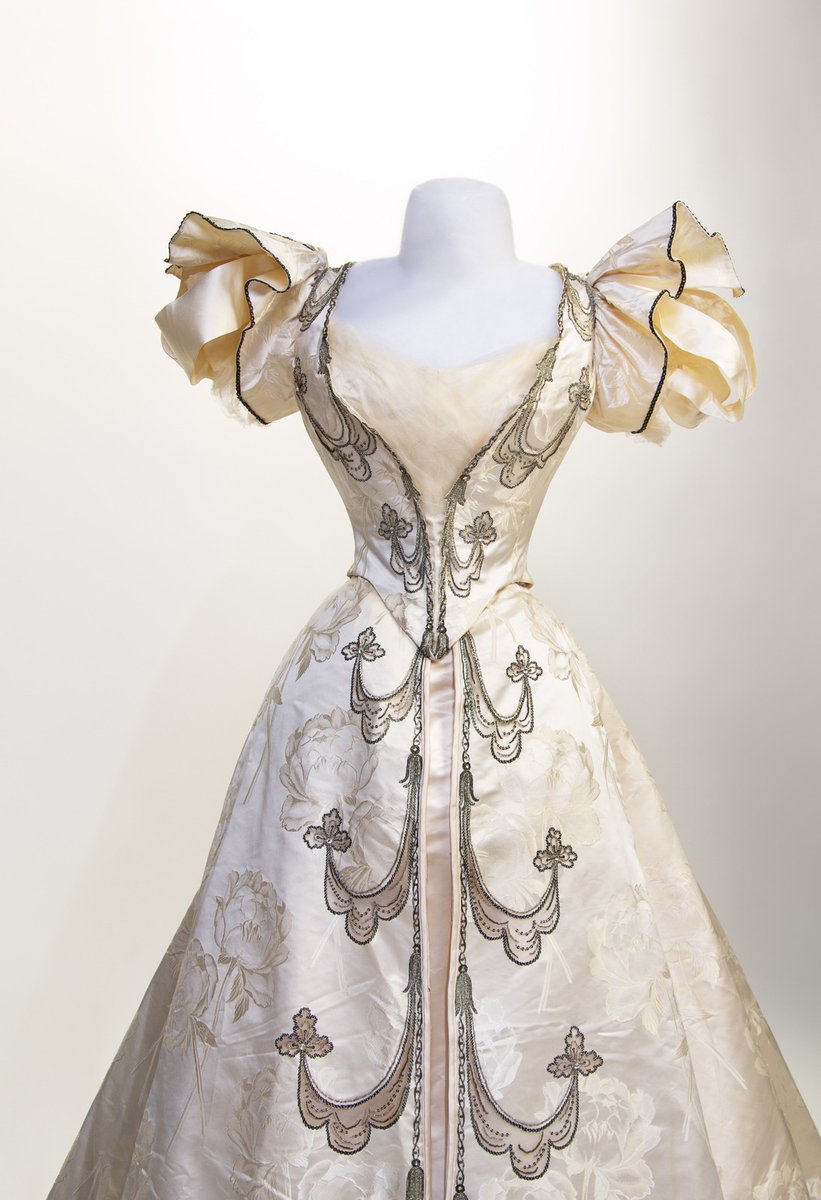 Evening dress by House of Worth, 1896. Hindman Auctions.