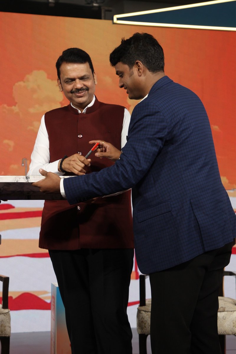NDTVMarathi's tweet photo. NDTV मराठीची वर्षपूर्ती । मुख्यमंत्री देवेंद्र फडणवीस यांच्याकडून NDTV मराठीच्या लॉन्च इव्हेंटच्या फोटोवर स्वाक्षरी

#NDTVMarathi #NDTVMarathiManch @Dev_Fadnavis @CMOMaharashtra @Devendra_Office @yogeshpmane  @DrKavitaRane https://t.co/YgvoxtjSxP