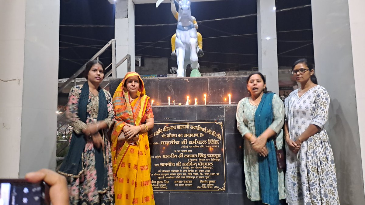 किसी ने कंधों पर पर्यटकों की जान बचाई किसी ने आतंकियों से AK 47 छीनकर जान बचाई तो किसी महिला डॉक्टर ने अपनी जान जोखिम में डालकर जान बचाई ये सभी कश्मीरी फरिश्ता बनकर आए इन सभी को सैल्यूट 🫡
#NMOPSDeshKeSath 
<a href="/narendramodi/">Narendra Modi</a>  <a href="/RahulGandhi/">Rahul Gandhi</a>
<a href="/bbc/">BBC</a> <a href="/ANI/">ANI</a> 
 <a href="/vijaykbandhu/">Vijay Kumar Bandhu</a>
<a href="/SthitaPrajna_G/">sthita prajna</a>