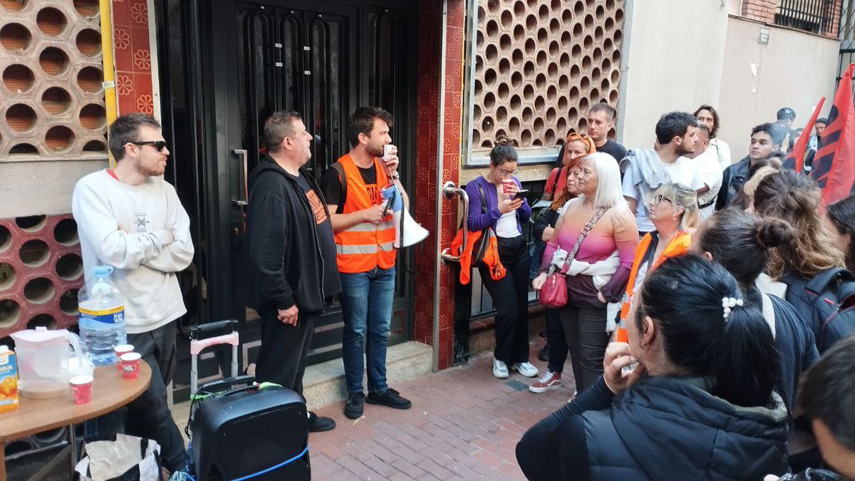 💥Ja som més d'un centenar de persones aturant el desnonament del Juanjo!

Encara et necessitem, VINE: 
Av. Rasos de Peguera, 132, Ciutat Meridiana.