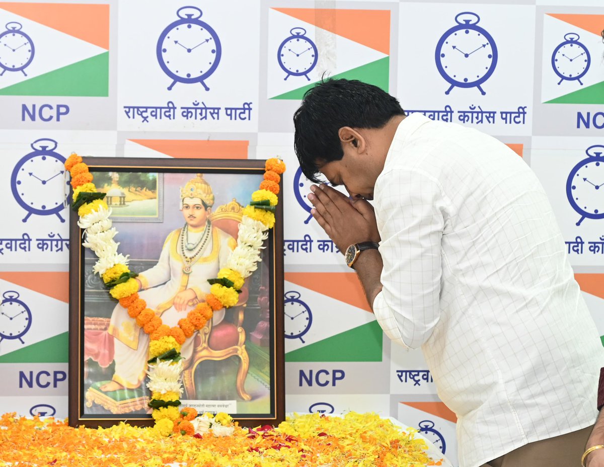 surajvchavan's tweet photo. सामाजिक क्रांतीचे उद्गाते,जगद्ज्योती, महात्मा बसवेश्वर महाराज यांची आज जयंती. या निमित्ताने राष्ट्रवादी काँग्रेस पार्टी मुंबई येथील पक्ष कार्यालयामध्ये महात्मा बसवेश्वर महाराज यांच्या प्रतिमेस पुष्पहार अर्पण करून अभिवादन केले. https://t.co/ddUkj8moPX