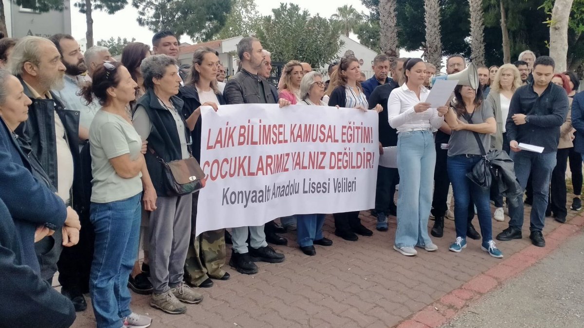 Konyaaltı Anadolu Lisesi’nde mezuniyet fotoğrafı çektirmek isteyen kız öğrencilere hakaret ve tehditte bulunan okul müdürü Hasan Ali Dinç, veliler tarafından Antalya İl Milli Eğitim Müdürlüğü önünde protesto edildi

birgun.net/haber/veliler-…