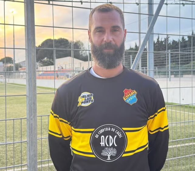 _BeFootball's tweet photo. Benoît Paire (35 ans) a signé une licence de vétéran à l’EUGA Ardziv, club marseillais relégué en R1. 

Le tennisman de 35 ans joue milieu gauche.

Il avait déjà fait étalage de sa qualité technique dans une vidéo avec les joueurs du Stade Brestois en 2022.

(@laprovence) https://t.co/3kSNSHnOWi
