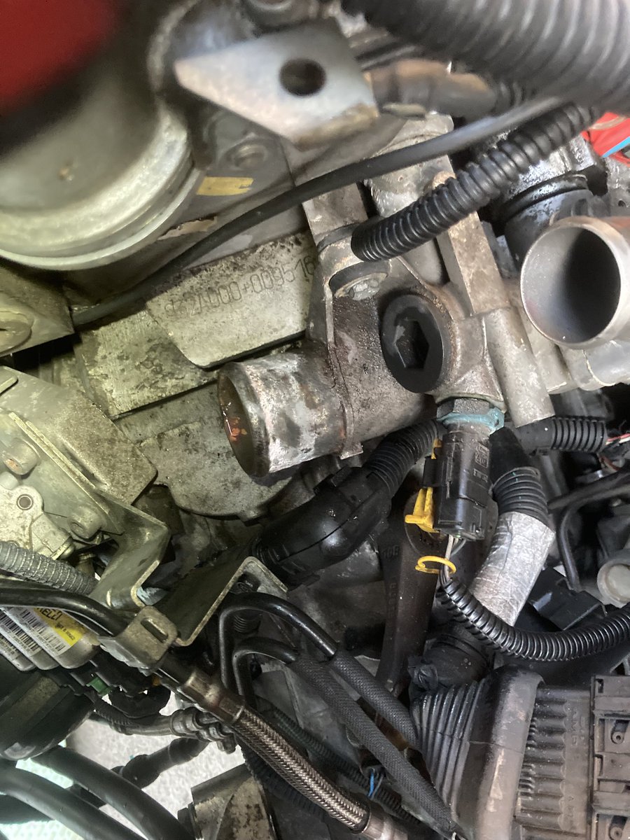 デカいエンジン無理やり積んでるから整備性悪いよ