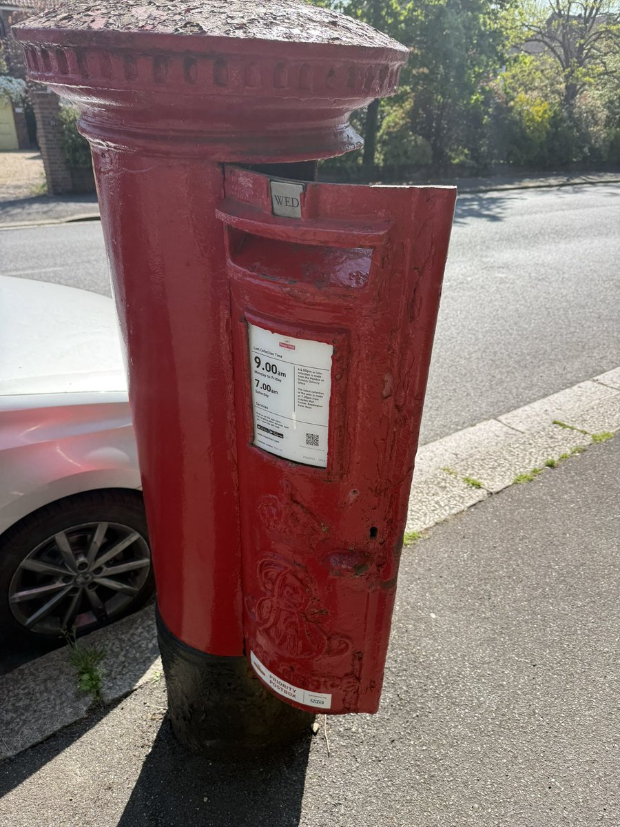 GreedyGorb's tweet photo. @RoyalMail post box in Dulwich been opened or left open circa 10.30 this morning. Nowhere to report it to #alleynroad https://t.co/hiNpMFIEwz
