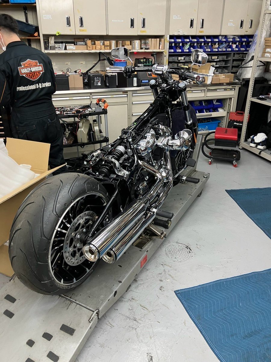 Nagidrant's tweet photo. これがこう
エンジン周りも全部メッキにしよう

フルカスタムハーレー
納車まで残り2日
#フルホワイト計画 https://t.co/2KAXGQ8TmV