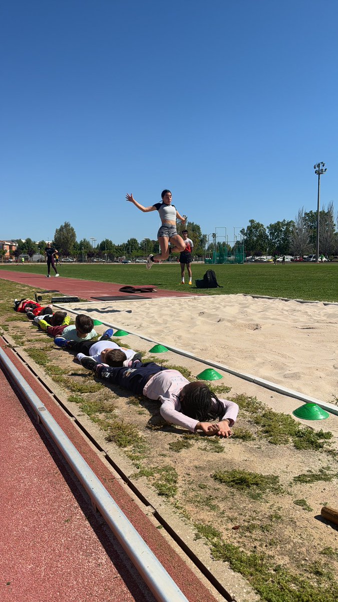 Escola Soriano-Montagut (@escolasoriano) on Twitter photo Treballem el concepte de volar amb <a href="/EUSES_Oficial/">EUSES Escola Universitària de la Salut i l'Esport</a>. Volar no vol dir aixecar el vol com els ocells, sinó fer grans salts com els atletes, com el de longitud i el de perxa, i veure com els cossos poden enlairar-se amb força i equilibri 🤸<a href="/aliancesmagnet/">Aliances Magnet</a> Treballem el concepte de volar amb <a href="/EUSES_Oficial/">EUSES Escola Universitària de la Salut i l'Esport</a>. Volar no vol dir aixecar el vol com els ocells, sinó fer grans salts com els atletes, com el de longitud i el de perxa, i veure com els cossos poden enlairar-se amb força i equilibri 🤸<a href="/aliancesmagnet/">Aliances Magnet</a>