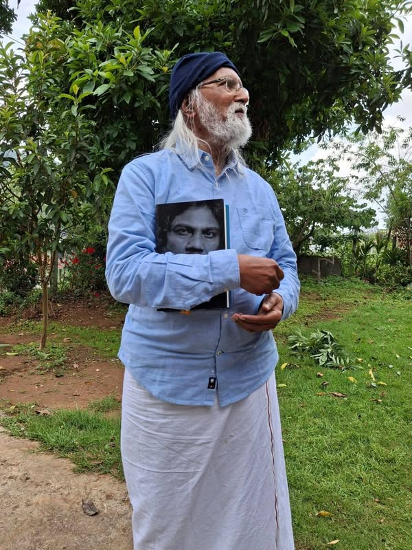 எனது முதன்மை ஆசிரியர்களில் ஒருவரான தோழர் எஸ்.வி.ராஜதுரை அவர்களிடம் எனது மொத்தச் சிறுகதைத் தொகுப்பு. இன்றைய நாள்  எனக்கு இரு மடங்கு உற்சாகத்துடன் மலர்ந்தது.