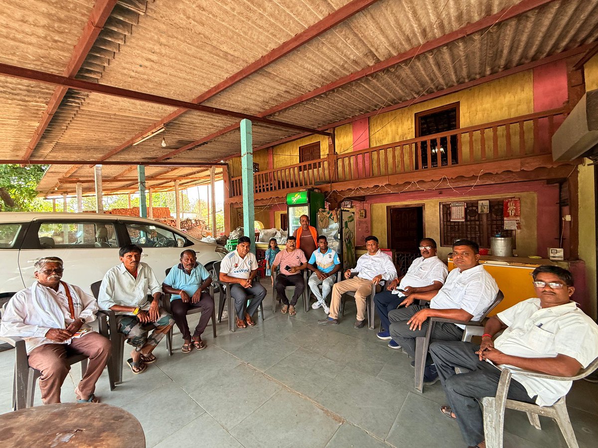 dhaval241086's tweet photo. Interacted with Dang Express Murli Gavit and the people of Dang over tea at Sakalpatal, Vaghai of Dang District.

Going to village after village to know local problems, issues and aspirations of our local people. #MPAapkeDwar https://t.co/SEoHa90vkt