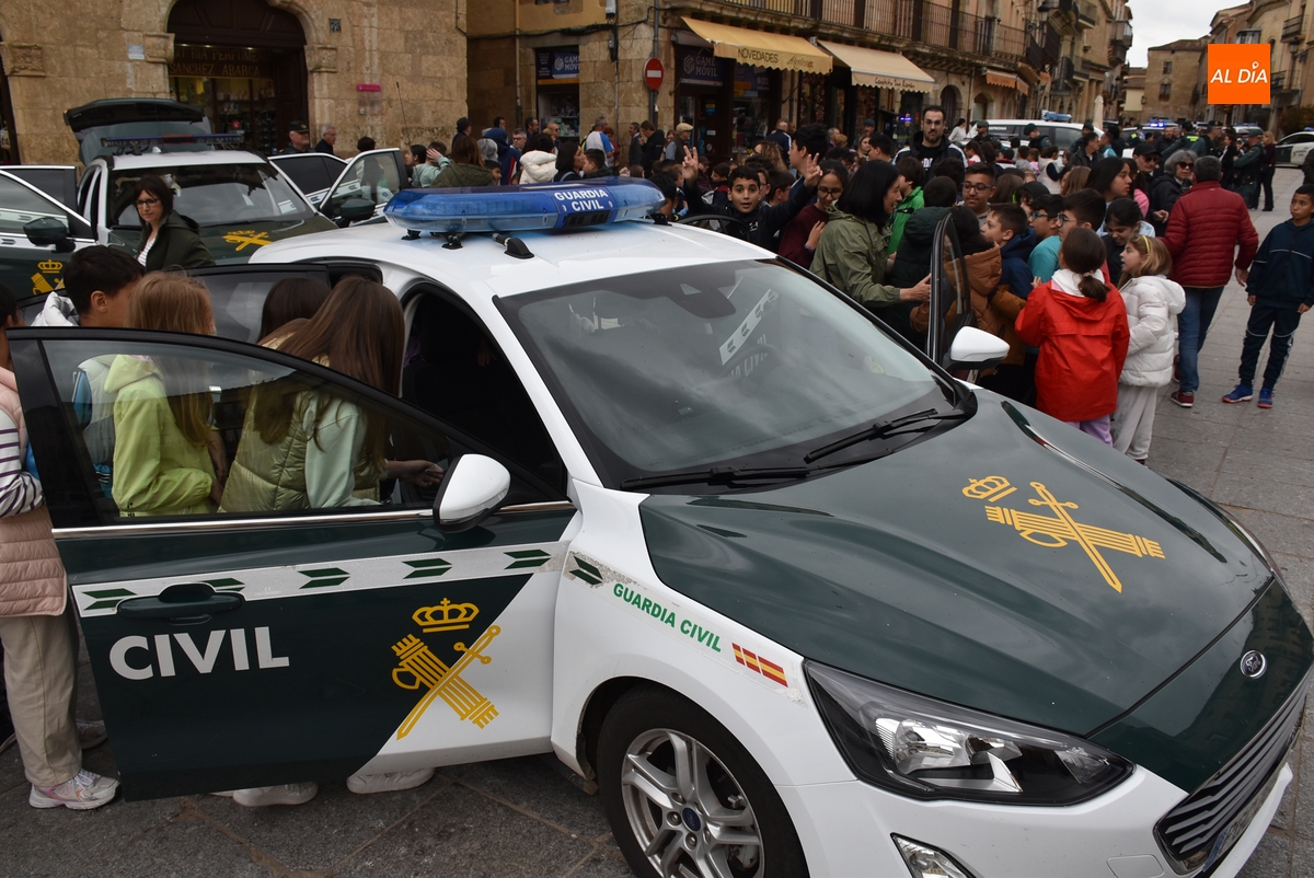 La Guardia Civil ofrece en la Plaza Mayor una exhibición ante un millar de escolares salamancartvaldia.es/noticia/2025-0…