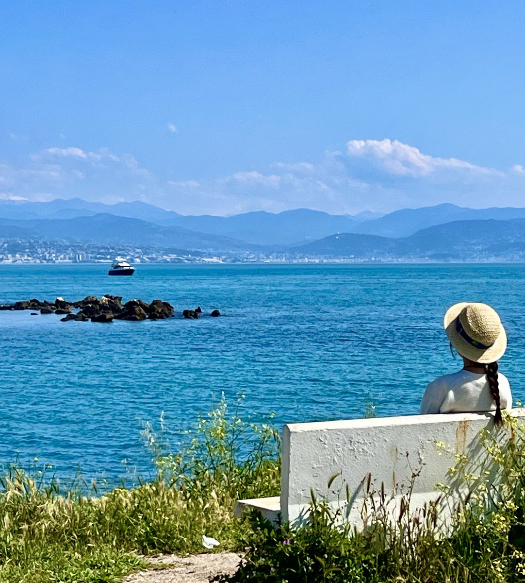 Une vue dont on ne se lasse pas 🩵
#Antibes 💙
Belle journée à vous ☀️👒🫶🏻