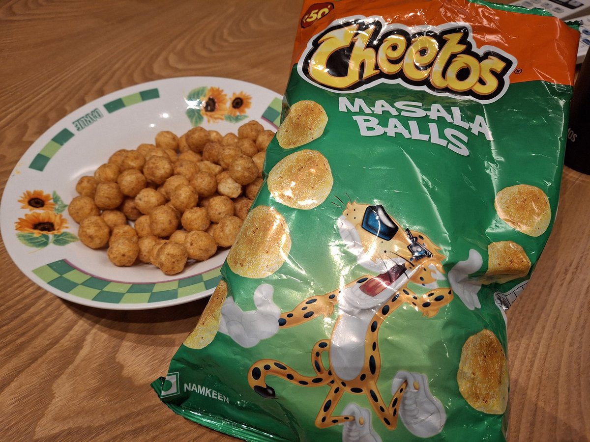 ethnic_tabi's tweet photo. インドで買ったこのお菓子が超旨くてノンストップで食べ上げた。

味はサワークリームオニオンにスパイスかけた感じで食感はキャベツ太郎。 https://t.co/2G6C5eilyK