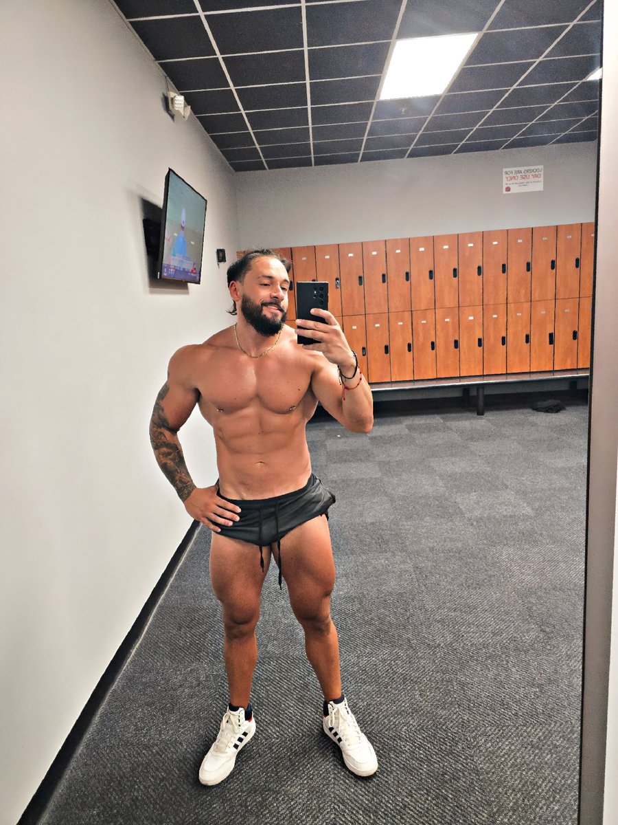 What do you think ? 😋😈🍆

#italiano #italianguy #fit #fitness #bigdick #muscle #fit #fitness #abs