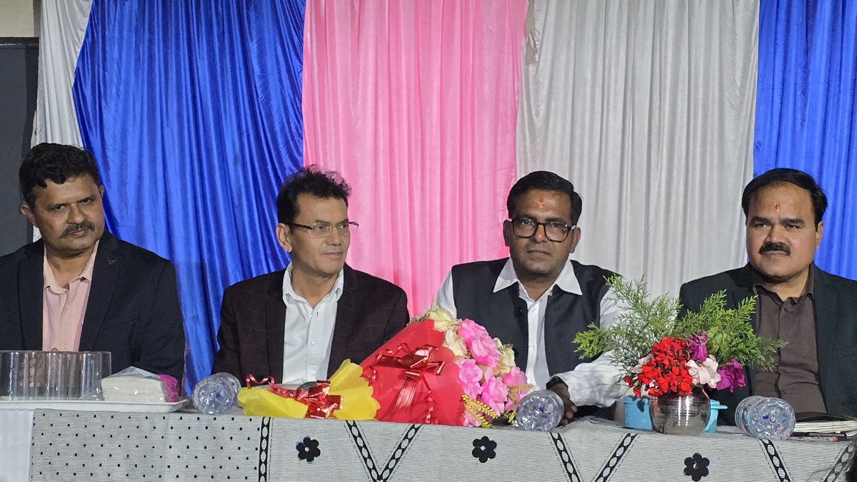 सचिव पंचायतीराज, बाल विकास व नैनीताल जिले के प्रभारी सचिव चंद्रेश यादव ने मंगलवार देर रात्रि ग्राम पंचायत गेठिया विकास खण्ड भीमताल में रात्रि चौपाल लगाकर जनता की समस्या सुन कई समस्याओं का मौके पर ही निस्तारण किया एवं अधिकारियों को जल्द ही समस्याओं को हल करने के निर्देश दिए।