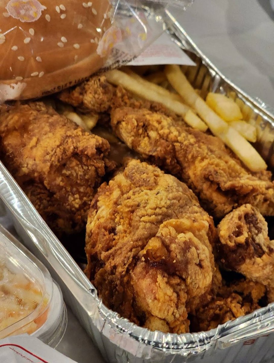 imranSa11984161's tweet photo. AL BAIK, DUBAI MALL : Al Baik Dubai offers a fantastic dining experience with its consistently delicious fast food options. This is my daily Breakie, Lunchi &amp; Dinner options! Reasable pricing! #AlBaikDubai #DailyOption #FastFood #FOODIE #Immi76 #DubaiMall #PostWhatILike #Dubai🇦🇪 https://t.co/Or8ab1tamC