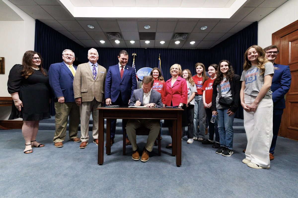 jlrgifted's tweet image. The signing of HB190, an act relating to Advanced Educational Opportunities! @WKUCEBS @wku @GiftedStudies @GattonAcademy @NAGCGIFTED @KAGEgifted
