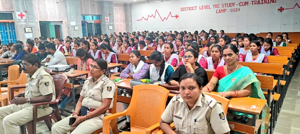 𝐀𝐖𝐀𝐑𝐄𝐍𝐄𝐒𝐒 𝐏𝐑𝐎𝐆𝐑𝐀𝐌𝐌𝐄 𝐎𝐍 𝐍𝐄𝐖 𝐂𝐑𝐈𝐌𝐈𝐍𝐀𝐋 𝐋𝐀𝐖 𝐁𝐘 TOWN 𝐏𝐒
Town PS Police conducted a #newlaw awareness programme which was held at Town Hall, Bhawanipatna  .
<a href="/digswrkoraput/">DIGP, SWR Koraput, Odisha</a>