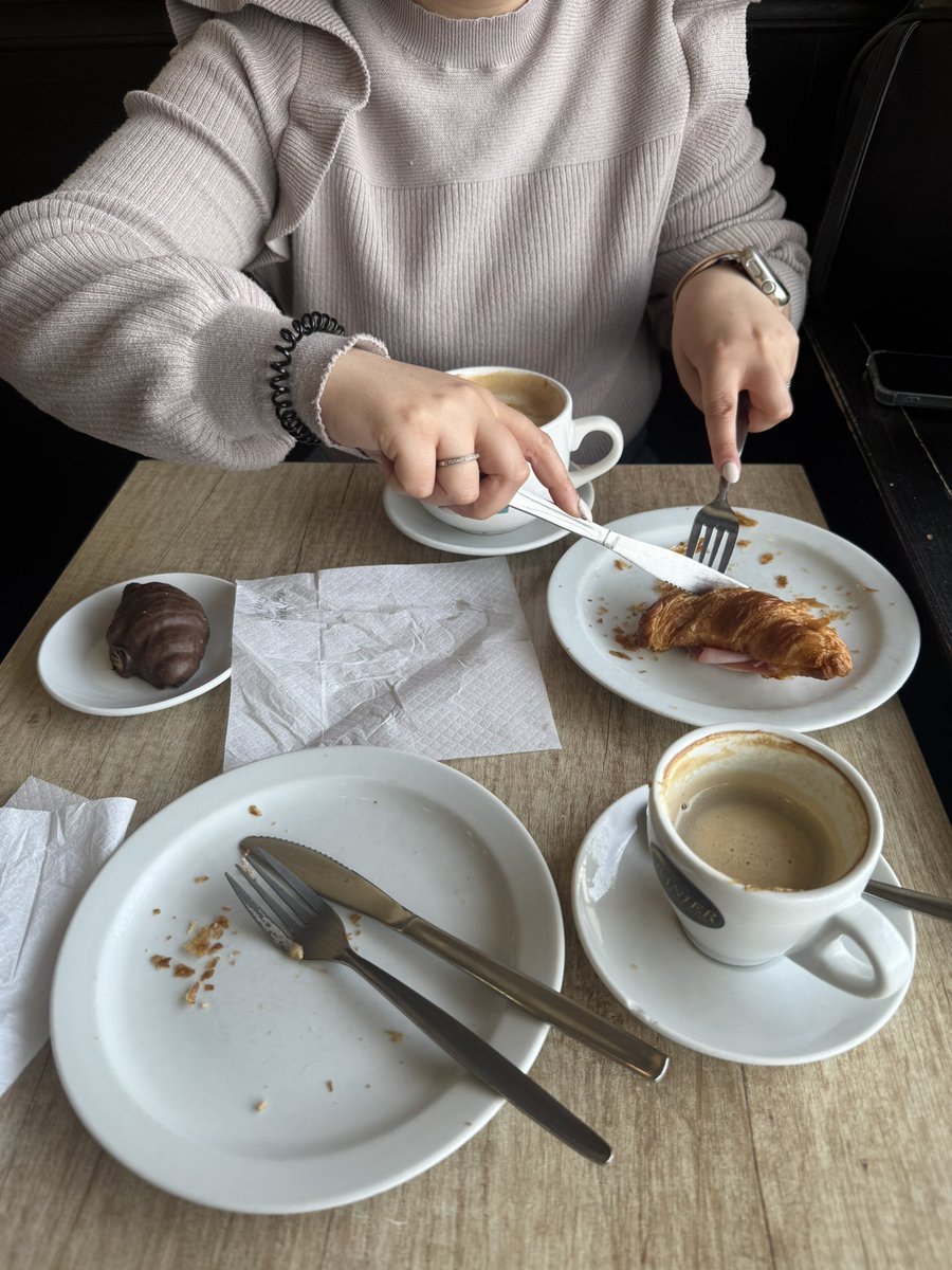 Pues aquí estoy a las 12:30 un miércoles.

Mi chica ha empezado un nuevo trabajo en la empresa pública y ya la han enviado a casa.

Yo le he incentivado a que se sacase esa plaza. Antes de dedicarme full a crypto, trabajaba como ingeniero en el sector público.

Su palabra nada