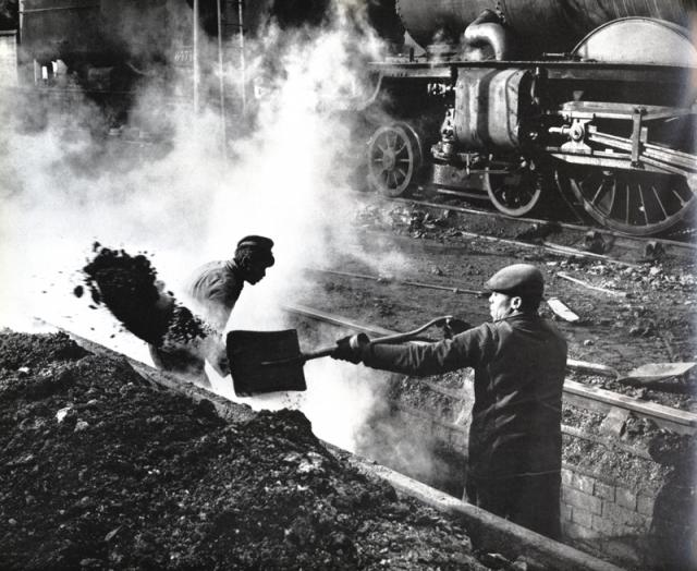 RWLDproject's tweet image. #OnThisDay 1912 Rhymney Railway fireman James Civil was injured at #Senghenydd, #Glamorgan, #Wales.

He was in an ash pit, clearing the fire from a steam loco ashpan.

A piece of hot cinder fell from the ashpan into his coat pocket, setting his clothes on fire.

#Railway200