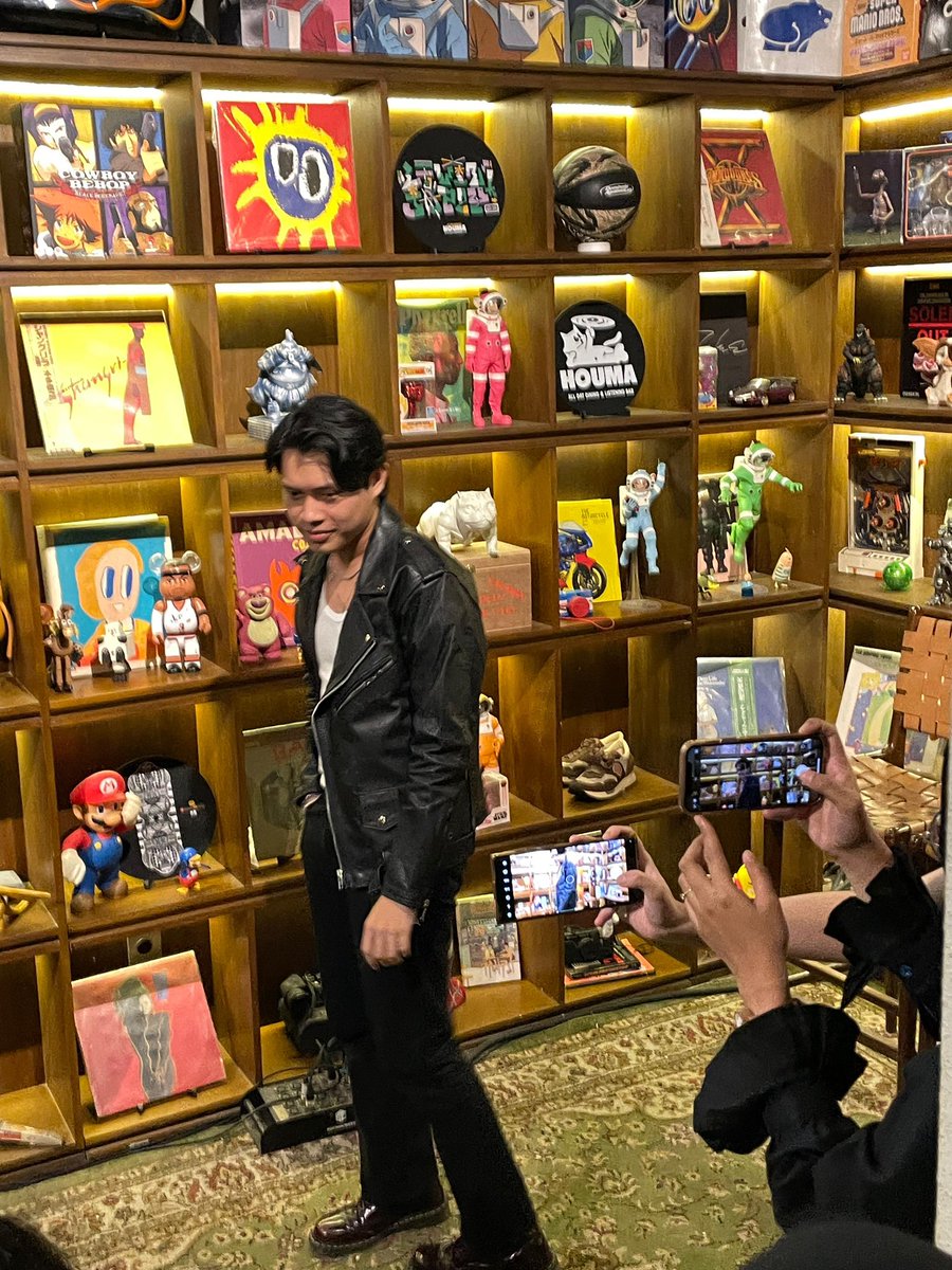 insidefolkative's tweet photo. Rony Parulian for Rahasia Pertama debut album listening party. https://t.co/cInE5Uwli1