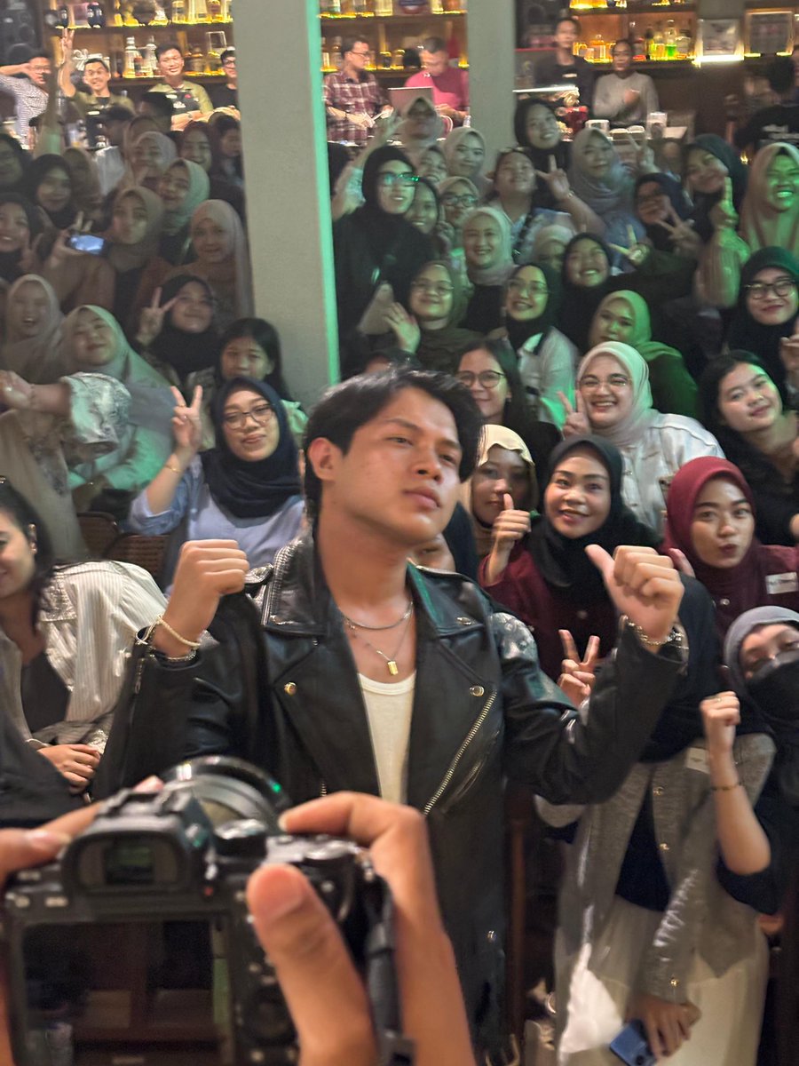 insidefolkative's tweet photo. Rony Parulian for Rahasia Pertama debut album listening party. https://t.co/cInE5Uwli1