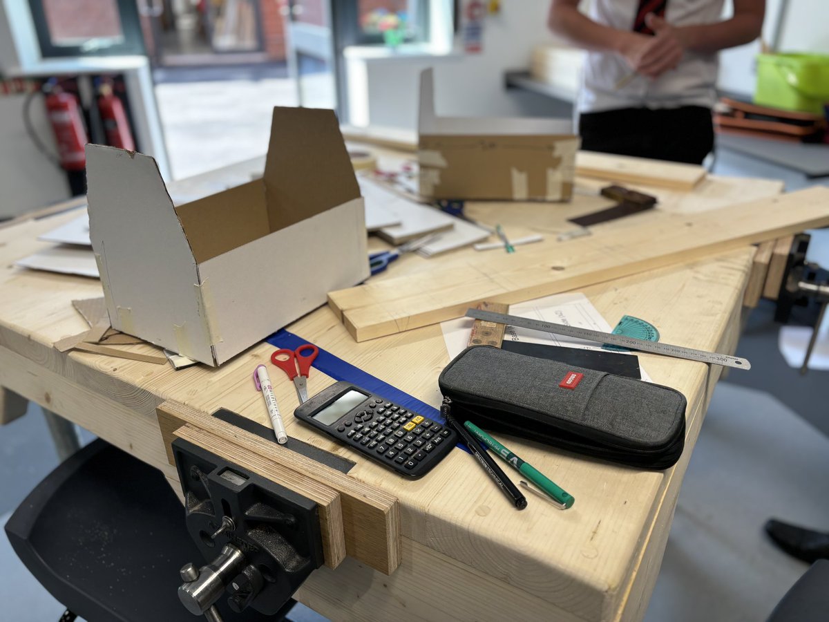 Made_in_heth_ac's tweet image. The new workshop @FlamefastFS is up and running. Modelling and making today. @AcadHethersett @InspirationEast 🌟