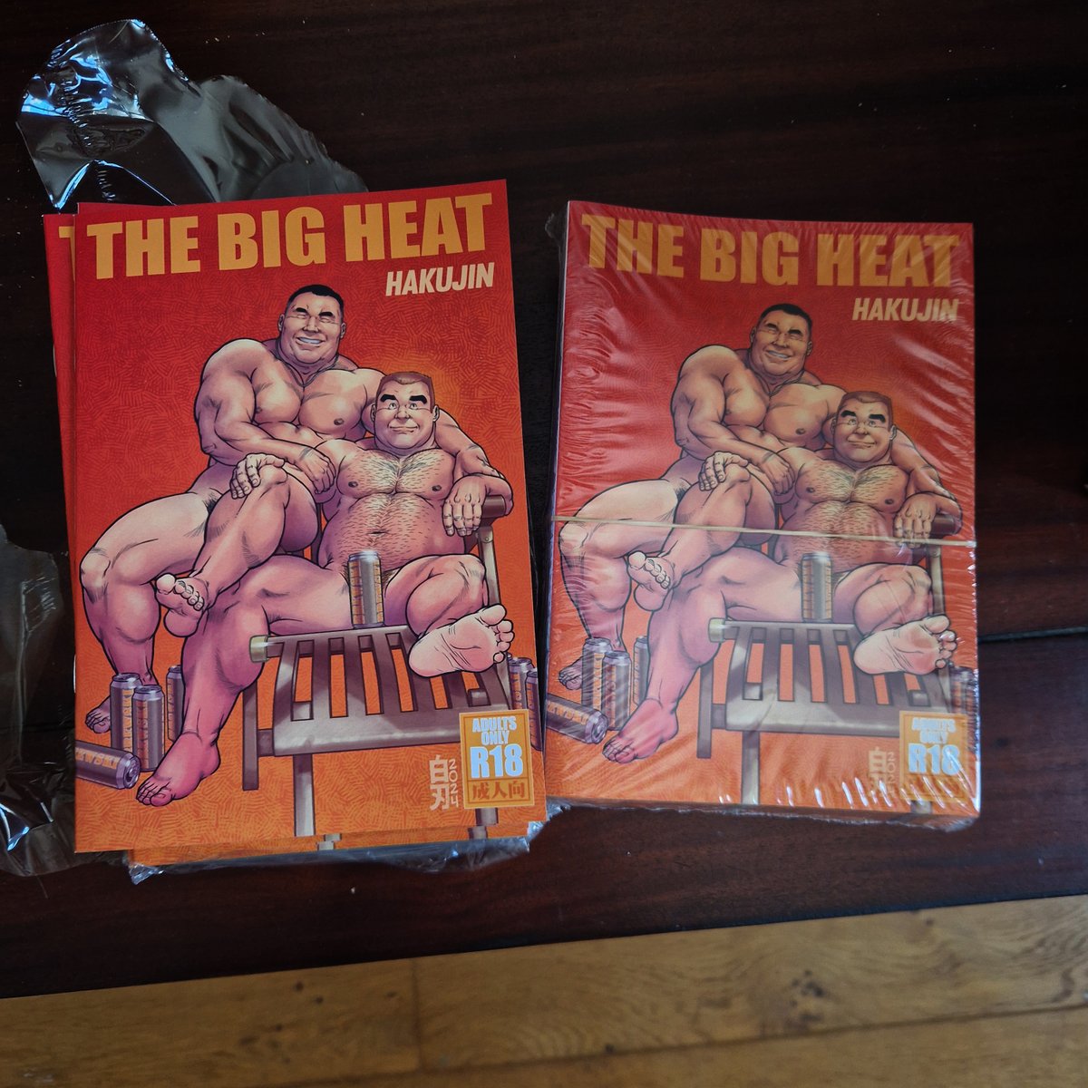 This just came in the mail. The Big Heat, french edition, 20 B/W pages + color cover. 200 pieces.
French followers, contact me by DM to know how to get yours with a free headsketch.
@dominiquebagus
#bara #barazoku #gaybear #gaydaddy #gaydaddybear #gaydad #doujinshi #manga #comic