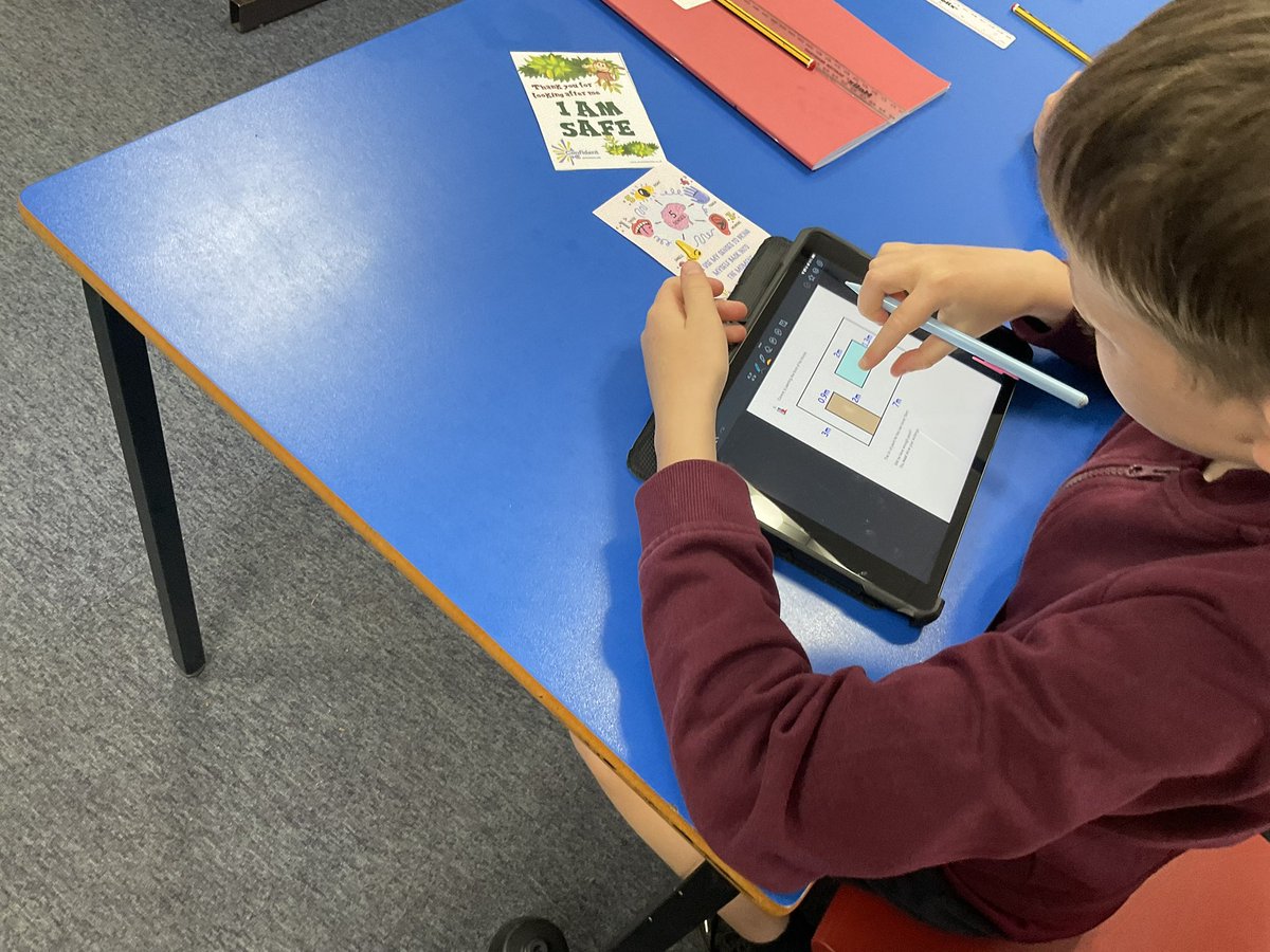 PDA_Y5's tweet image. We have been working together this morning to find the area of compound shapes! #pdamaths