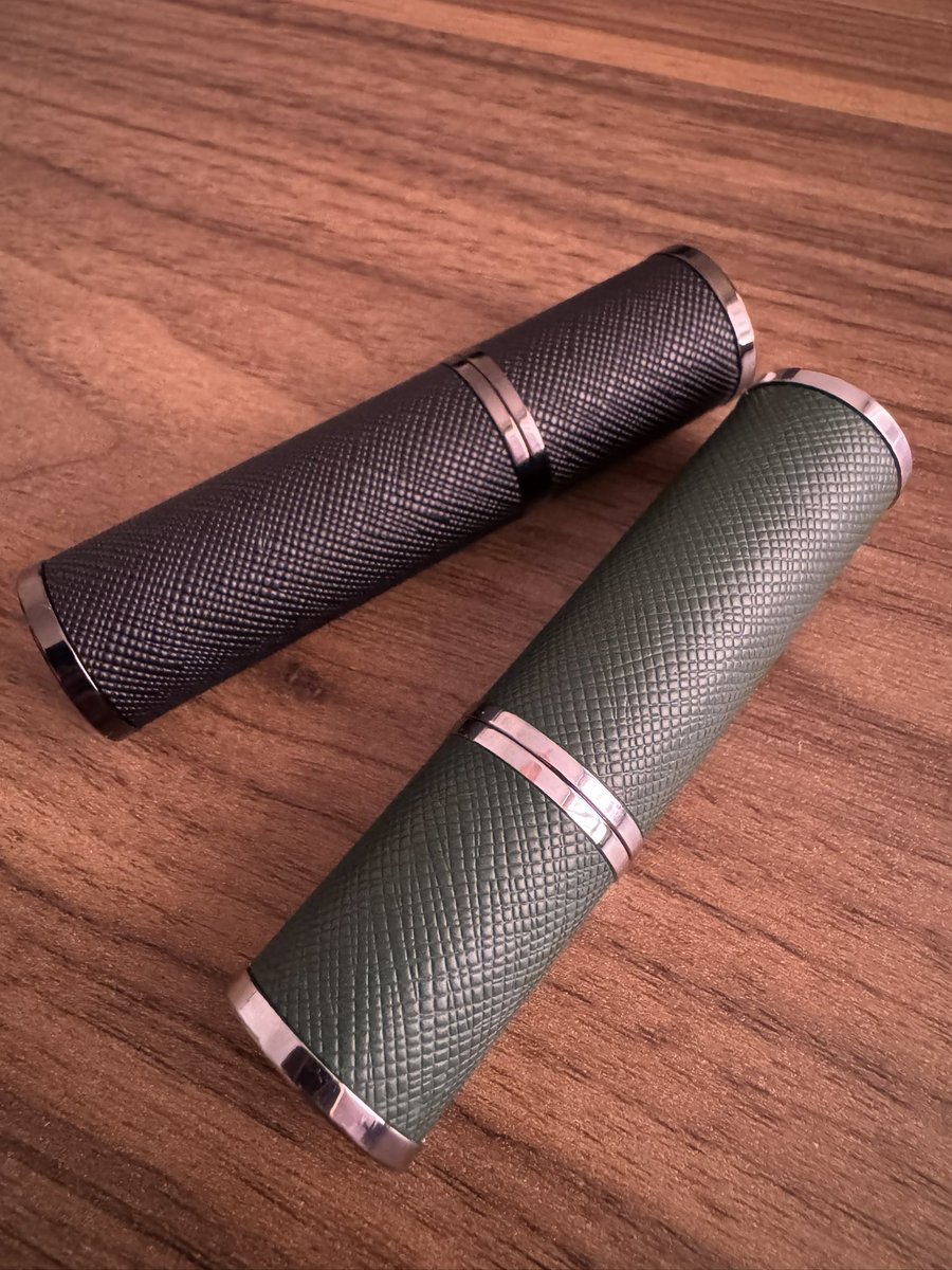 2 хөөрхөн үнэртэй усны савтай болсон.