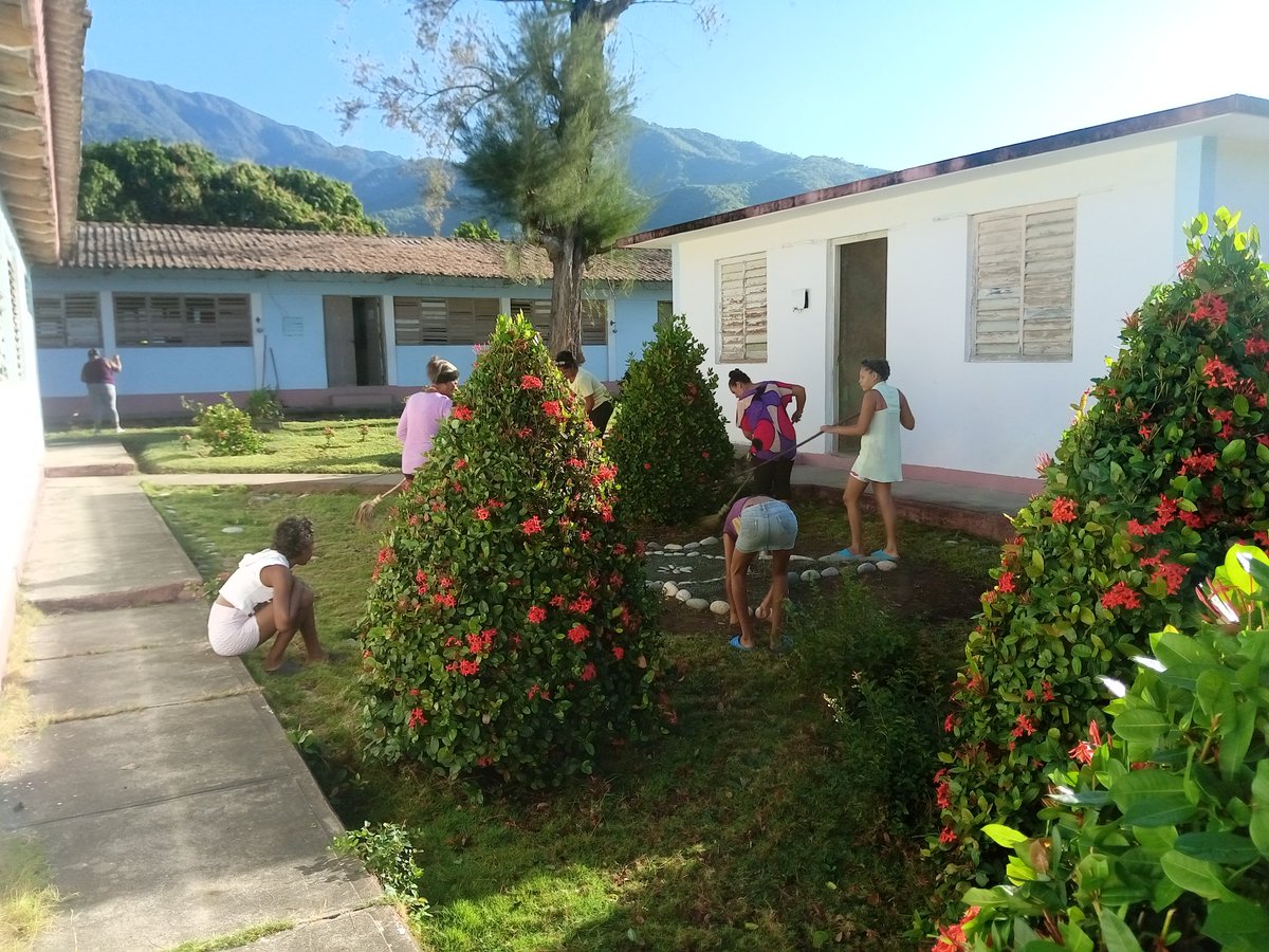 EECeliaSanchezM's tweet photo. Fructífera jornada de sanidad en saludo al 1. de mayo efectuaron los trabajadores y educandos de la @EECeliaSanchezM de #Guama #SantiagodeCuba porque #JuntosCreamos @CubaMined @dpestgo @dmeguama @educacionespecial @MaritzaDelrio65 https://t.co/zzw0EhnW5Y