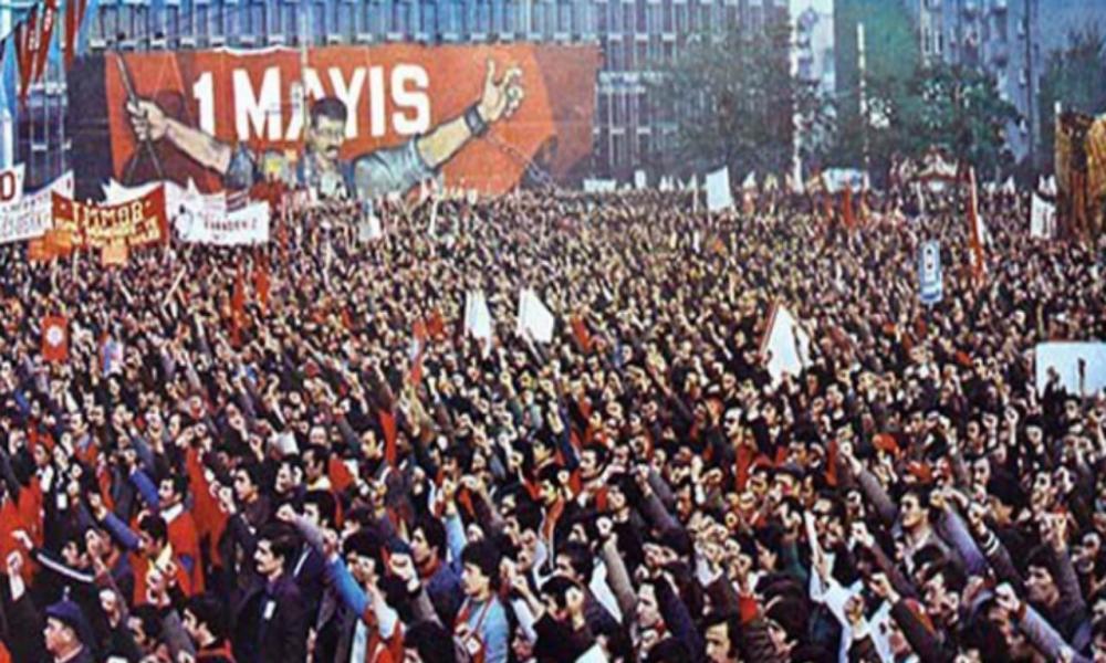 1 Mayıs öncesi gözaltılar meydanları kuşatmanın bir parçasıdır; 

SÖKMEYECEK!

Yasak üstüne yasaklarla yönetmeye, gözaltı ve tutuklamalarla göz korkutmaya çalışan saray iktidarı her 1 Mayıs öncesinde olduğu gibi yine seri gözaltılara imza attı. 1 Mayıslarda kentin merkezinin