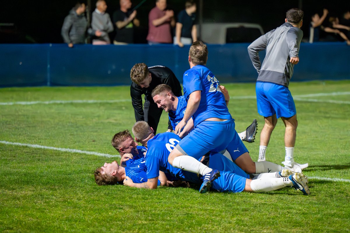Guy Nash (@guy_nash) on Twitter photo Reliving those <a href="/HarveyEverardd/">Harvey</a> <a href="/official_FGFC/">Frimley Green FC</a> last-minute winner vibes.
<a href="/WessexLeague/">Velocity Wessex League</a> Div 1 Semi-Final Play-Off
#upthefrimmers Reliving those <a href="/HarveyEverardd/">Harvey</a> <a href="/official_FGFC/">Frimley Green FC</a> last-minute winner vibes.
<a href="/WessexLeague/">Velocity Wessex League</a> Div 1 Semi-Final Play-Off
#upthefrimmers