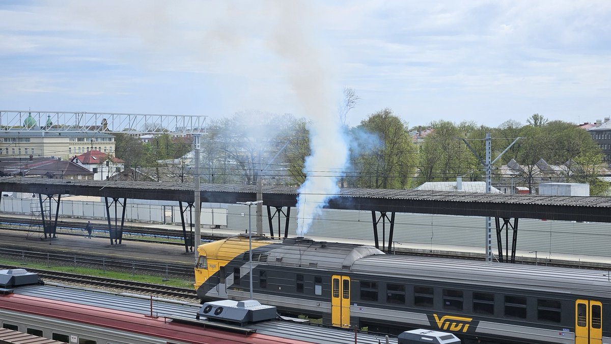 Katru dienu iedomājos, vai dīzeļvilcieniem vispār ir jāievēro kaut kādas dūmainības prasības? Nav iespējams tos dūmus laist caur filtru, vismaz pilsētā? Šis izskatās pēc nihilisma <a href="/ViviVilciens/">Vivi - Vienā vilcienā</a>