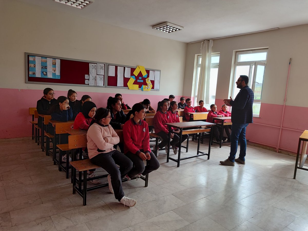 Bassogut_ioo's tweet photo. Okulumuzda RAM personelleri tarafından Aile ve Eğitim, Akran Zorbalığı, Sınav Motivasyonu ve Şiddeti Önleme konularında seminerler düzenlendi. 
@sivasmem
@erdogan_fatih66
@ihademir 
@resulcatal46 https://t.co/LeU34GY4AL