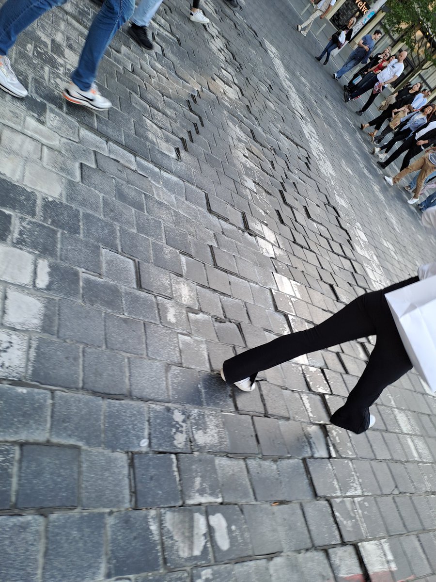 Kad je ono rekonstruisan Trg Republike?
1987?
A pa dobro je izdržao do sada.

Ua bando lopovska.
Samo vas je korupcija okupila.