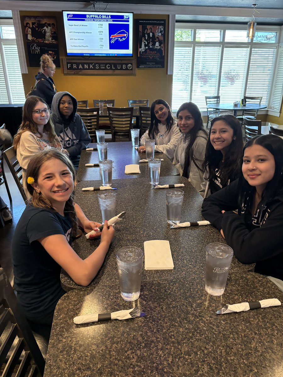 Mrs. Porter tweet media