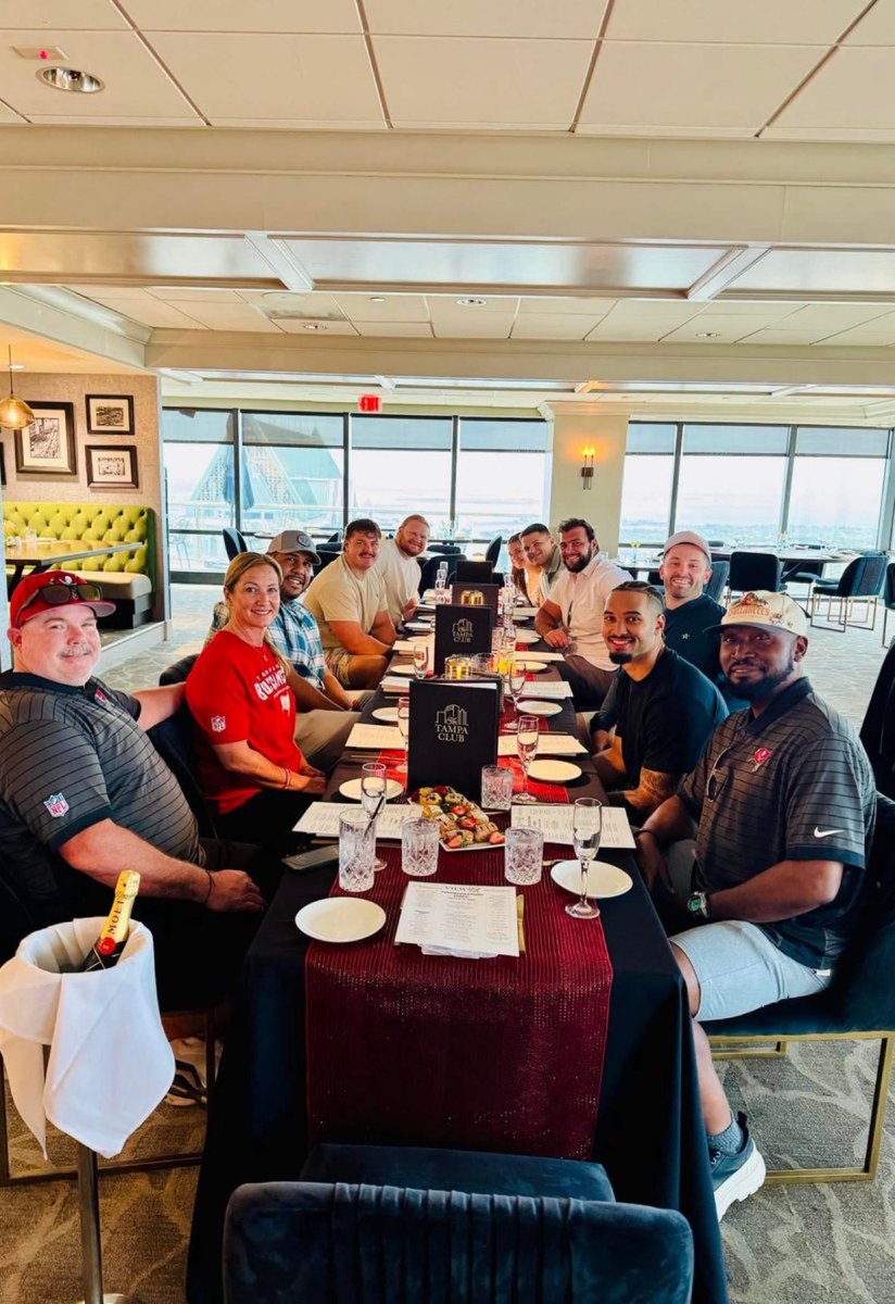WHOLESOME: #Bucs star QB Baker Mayfield and his wide took 1st round pick Egbuka Emeka and his family out for lunch after they arrived in Tampa this weekend.

👏

This is what a leader looks like. Class act, Baker is!