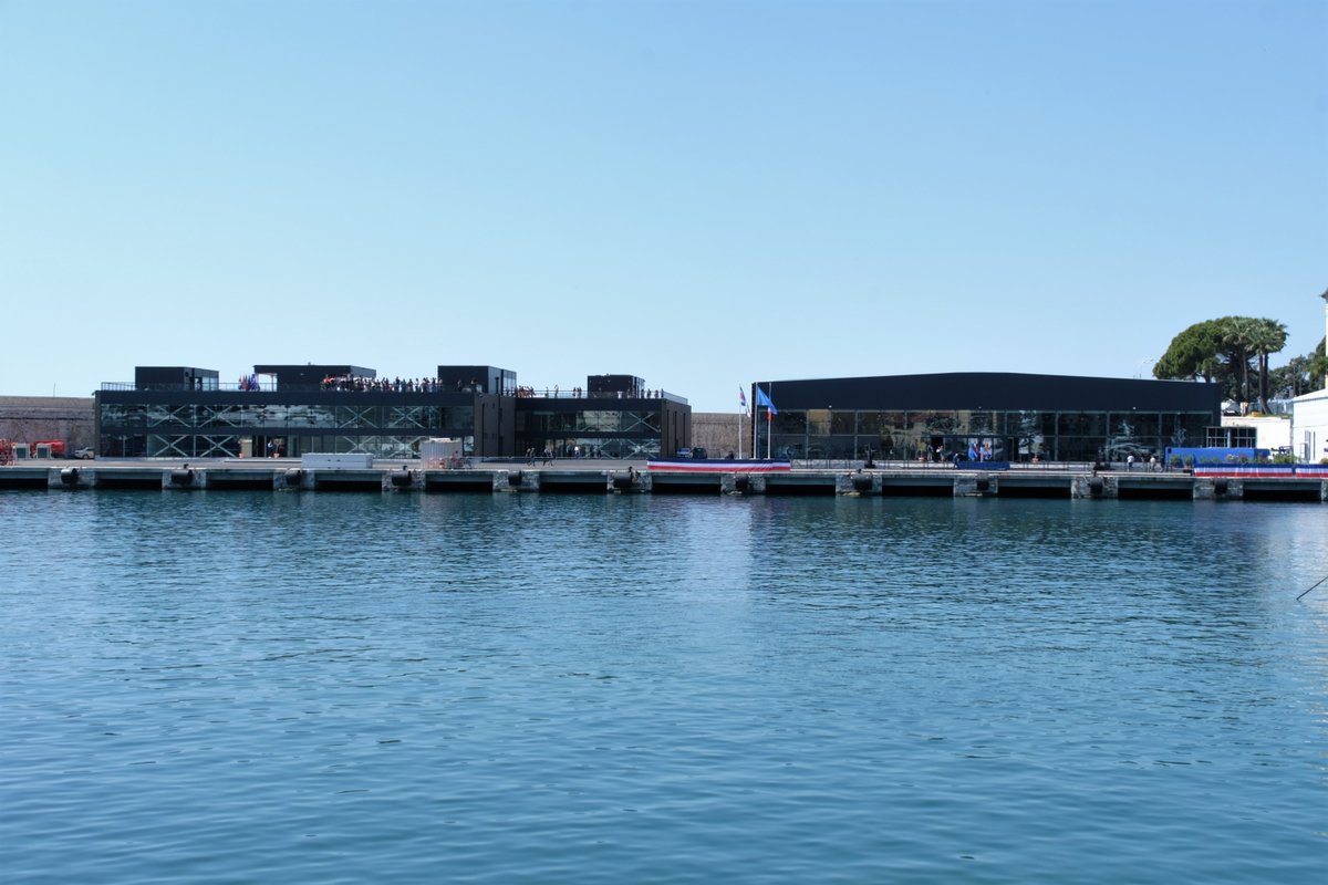 Préfet des Alpes-Maritimes🇫🇷 (@prefet06) on Twitter photo #UNOC25 🌊
La <a href="/VilledeNice/">Ville de Nice</a> a symboliquement remis les clés du nouveau palais des congrès pour la 3e Conférence des Nations Unies sur l'Océan à <a href="/O_Poivre_dArvor/">Olivier Poivre d'Arvor</a>, envoyé spécial du Président de la République pour l'UNOC et Andrés Perez Saenz, ministre conseiller de l'ambassade du #UNOC25 🌊
La <a href="/VilledeNice/">Ville de Nice</a> a symboliquement remis les clés du nouveau palais des congrès pour la 3e Conférence des Nations Unies sur l'Océan à <a href="/O_Poivre_dArvor/">Olivier Poivre d'Arvor</a>, envoyé spécial du Président de la République pour l'UNOC et Andrés Perez Saenz, ministre conseiller de l'ambassade du