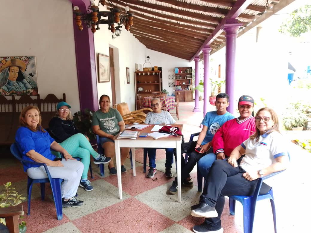 partidountlara_'s tweet photo. #30Abril La dirección ejecutiva municipal , del municipio #Crespo. En su reunión ordinaria realizando y revisando el padrón electoral, y ajustado el programa 1x10. Para las elecciones del #25Mayo. #LaraEsLaRazón #VzlaEsLaRazón https://t.co/Q4J276xC4B