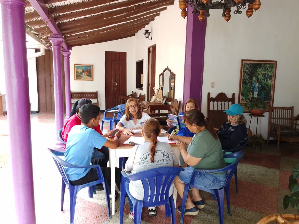 partidountlara_'s tweet photo. #30Abril La dirección ejecutiva municipal , del municipio #Crespo. En su reunión ordinaria realizando y revisando el padrón electoral, y ajustado el programa 1x10. Para las elecciones del #25Mayo. #LaraEsLaRazón #VzlaEsLaRazón https://t.co/Q4J276xC4B