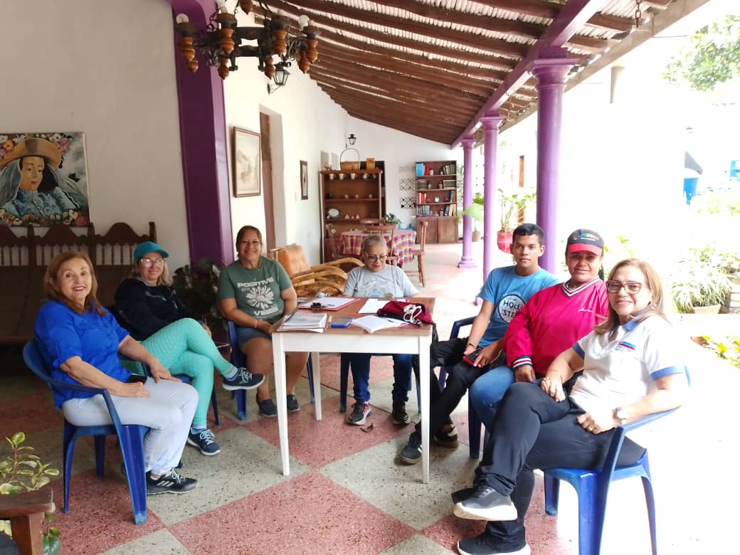 #30Abril La dirección ejecutiva municipal , del municipio #Crespo. En su reunión ordinaria realizando y revisando el padrón electoral, y ajustado el programa 1x10. Para las elecciones del #25Mayo. #LaraEsLaRazón #VzlaEsLaRazón