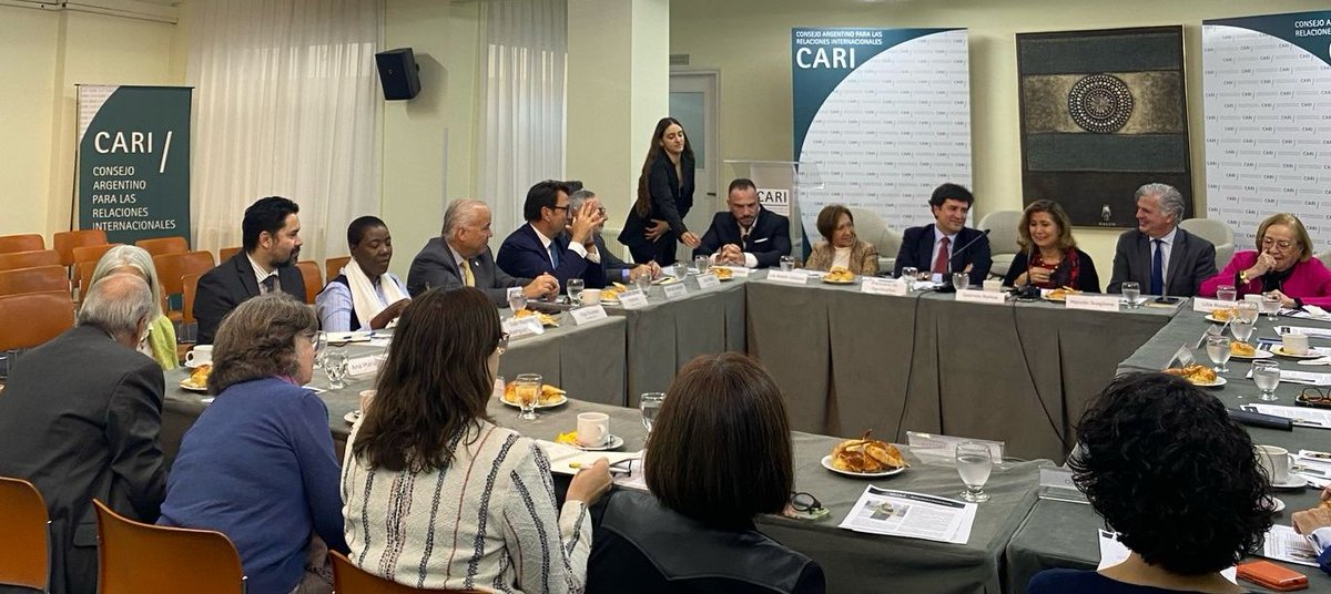 Durante su visita a 🇦🇷, la Mtra. Gabriela Ramos, candidata del <a href="/GobiernoMX/">Gobierno de México</a> para el cargo de Directora General de la <a href="/UNESCO_es/">UNESCO en español 🏛️#Educación #Ciencia #Cultura</a> 2025-2029, sostuvo un desayuno de trabajo en el <a href="/CARIconsejo/">CARI</a>, donde presentó su declaración de visión para la Organización ante académicos y diplomáticos