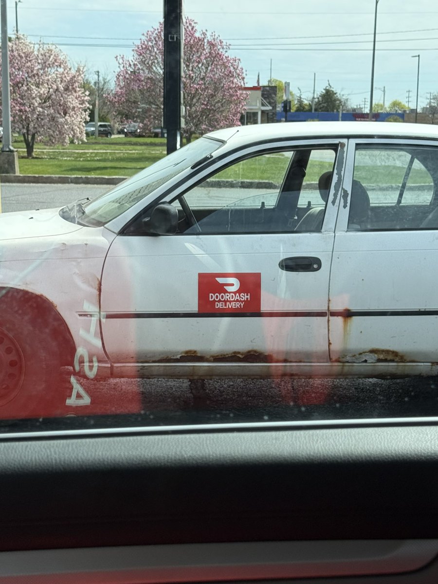 malcolmplanet's tweet photo. @DoorDash When will there be company vehicles or a vehicle maintenance stipend so drivers don’t have to resort to this?…. https://t.co/UnJEduQCfu