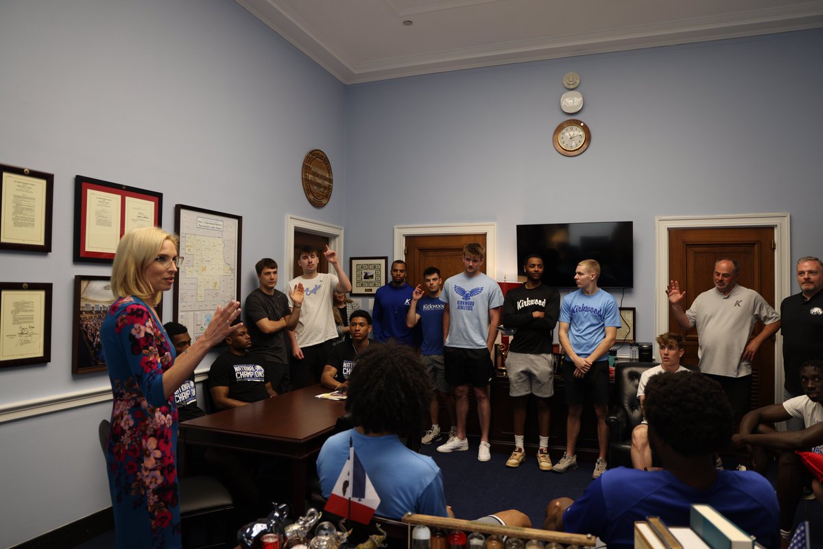 What a great way to celebrate #CCMonth — welcoming the NJCAA DII Men’s Basketball National Champs from Kirkwood CC to my DC office! Big congrats on an incredible season — all that hard work paid off.