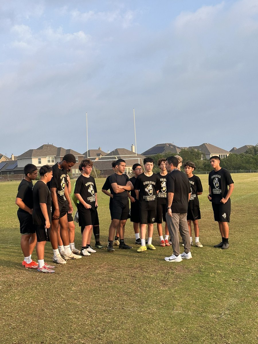 Coach Arthur Reardon (@coachreardon_) on Twitter photo Awesome to have <a href="/HarlanSoccer/">β½οΈ βππ£πππ βππ¨ππ€ β½οΈ</a> at practice this morning! Thank you Coach for coming out to meet our soon to be Hawks. #VamosHawks #HawkYeah Awesome to have <a href="/HarlanSoccer/">β½οΈ βππ£πππ βππ¨ππ€ β½οΈ</a> at practice this morning! Thank you Coach for coming out to meet our soon to be Hawks. #VamosHawks #HawkYeah