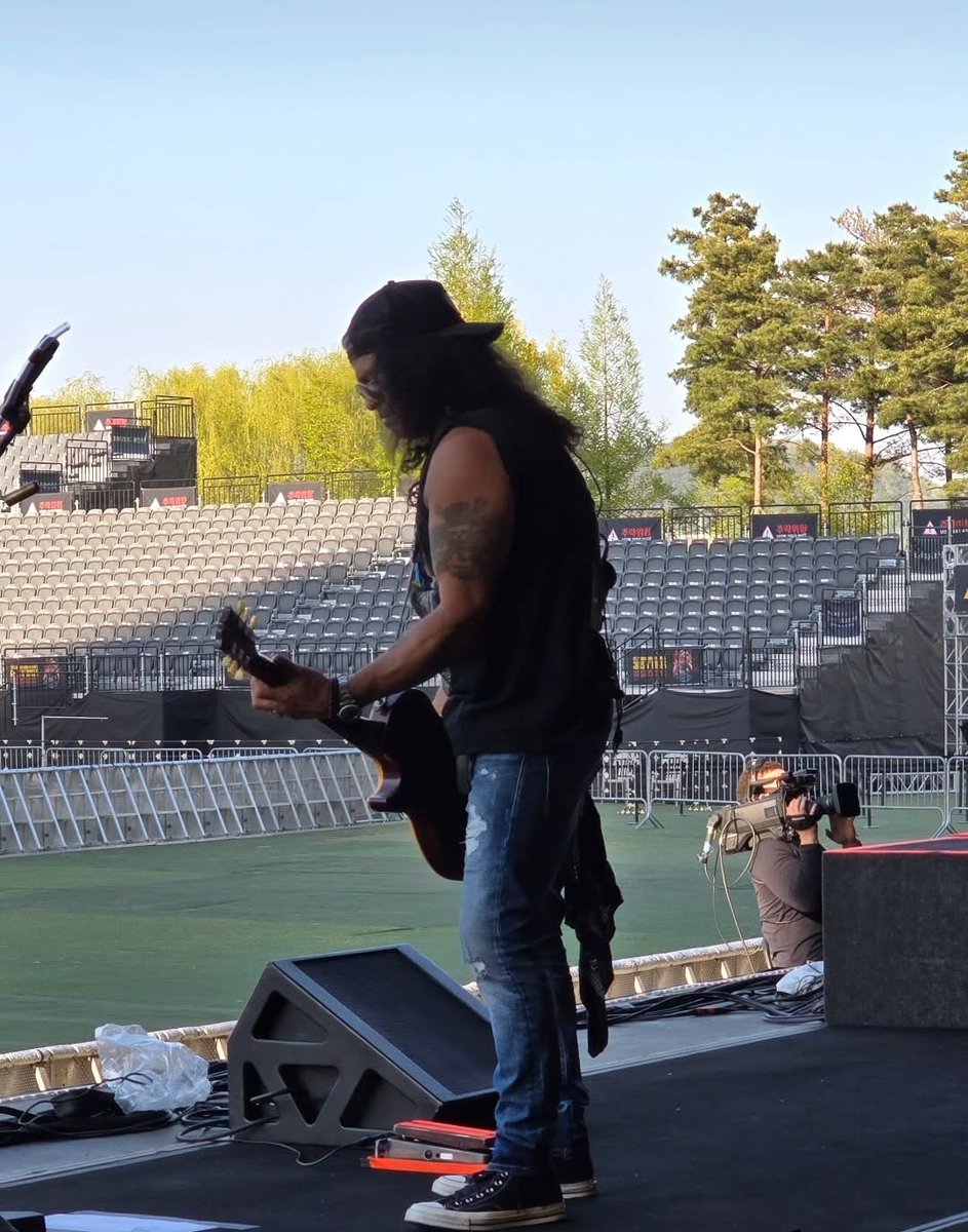 <a href="/Slash/">Slash</a> does the soundcheck in Incheon before the first <a href="/gunsnroses/">Guns N' Roses</a> concert 😁😎🤘✌️🎩🎸
Photo: Meegan
#slash #gunsnroses #soundcheck #seoul