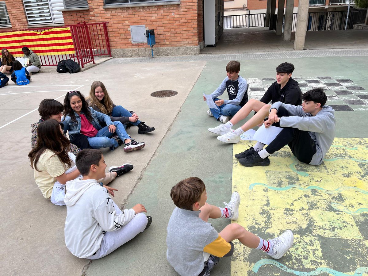 Per Sant Jordi, hem fet unes jornades de lectura de contes tradicionals i moderns on l’alumnat d’ESO els ha interpretat als nens i nenes d’Infantil i primària. Una experiència ben entrenyable! Gràcies a tots/es per aquests moments d’il·lusió i estima!#omsideprat @PedreraFundacio